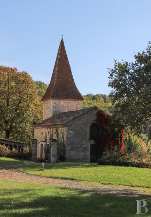 An 18th century chateau surrounded by trees and hills in the Lot valley - photo  n°2